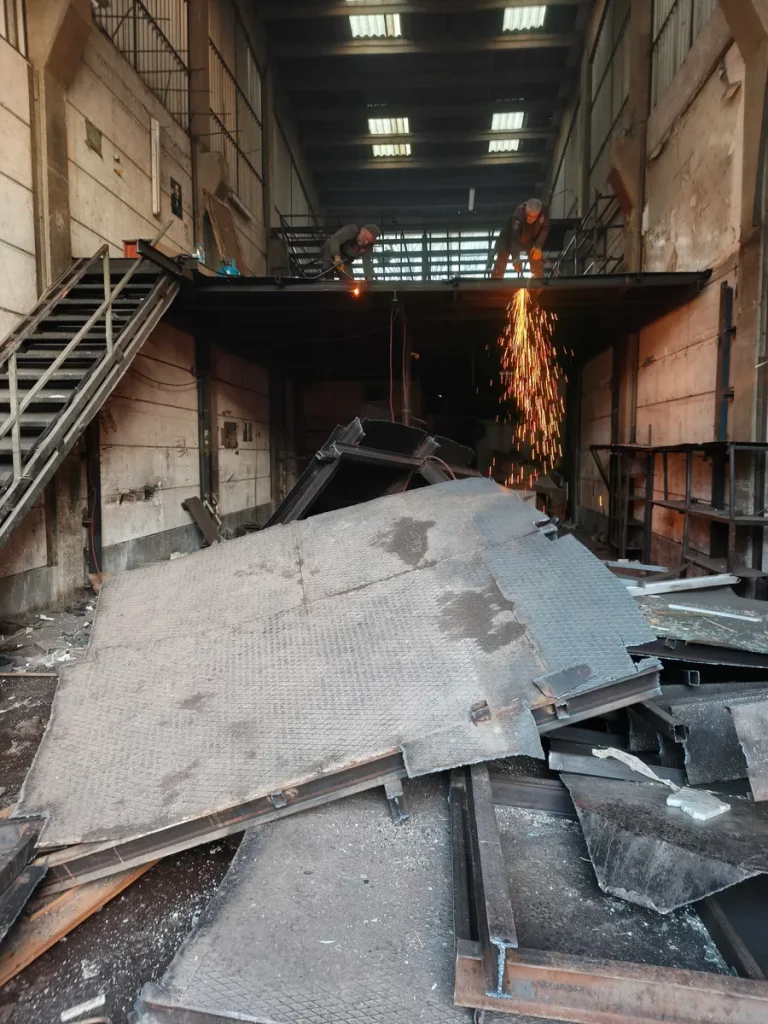 Fabrika sökümünde oksijenle kesim çalışması