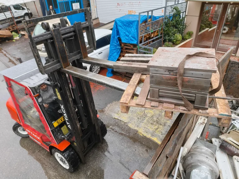 Forkliftle ağır çelik kalıp bloğunun taşınması