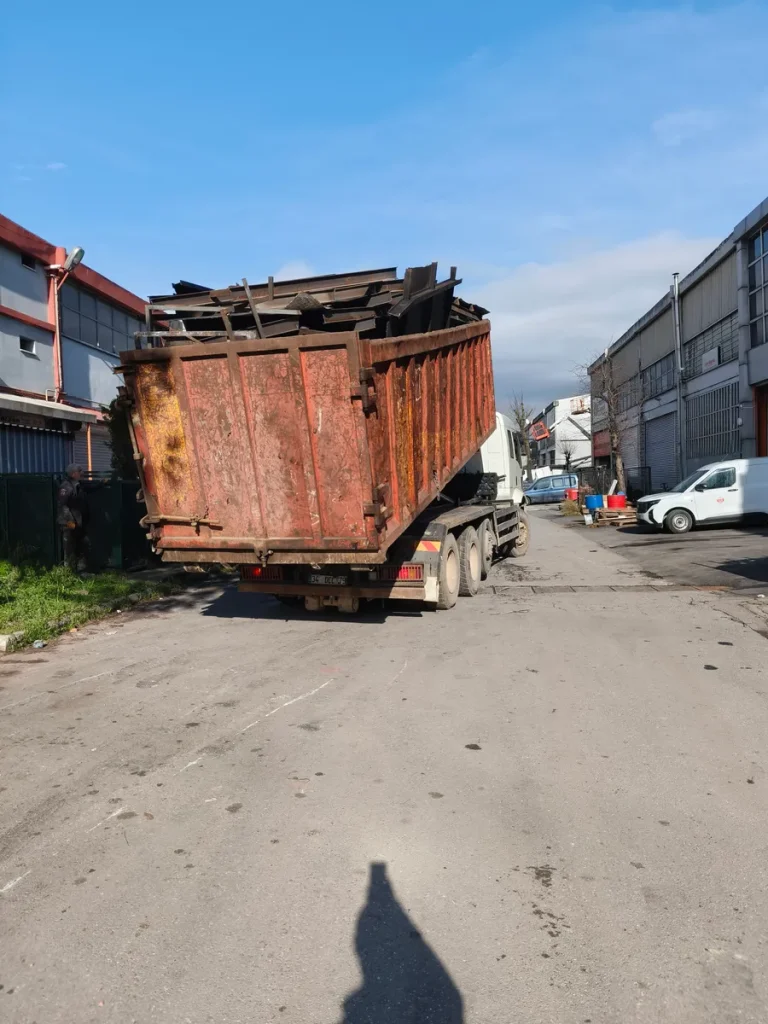 Hurda dolu konteynerin kamyonla taşınması