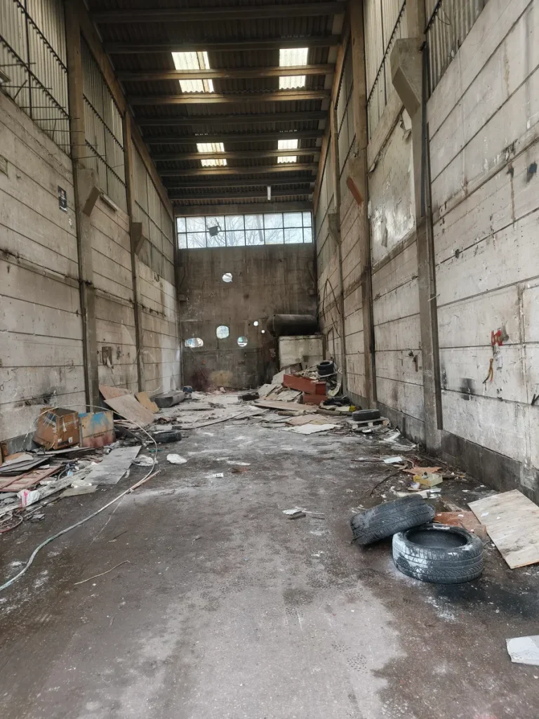 Tasfiye sonrası boşaltılmış fabrika holü